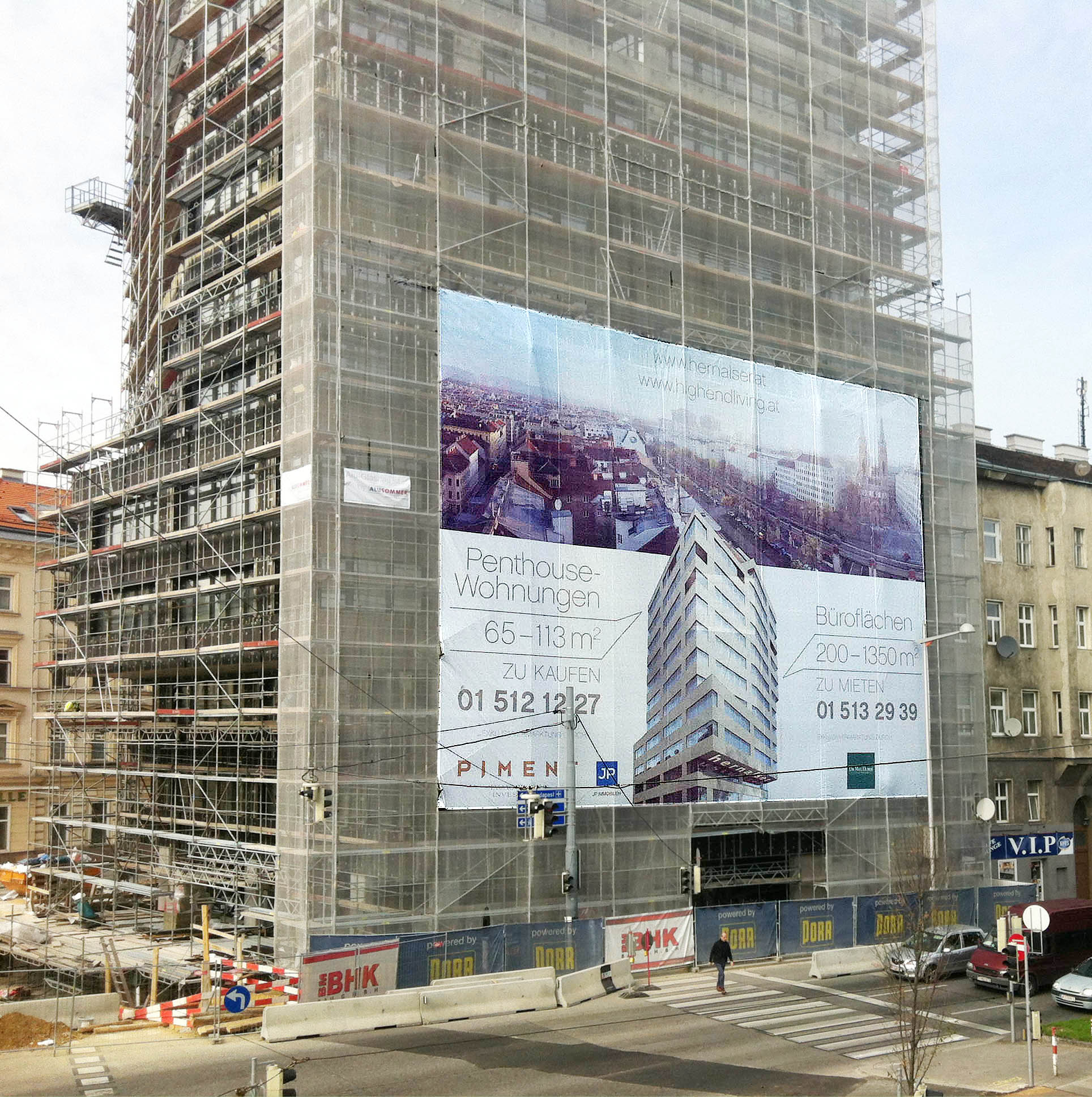 Großformatige Gerüstwerbung für ein Immobilienprojekt